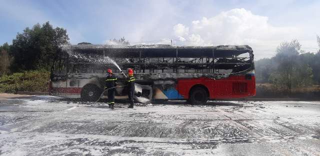 Thừa Thiên – Huế: Xe giường nằm bốc cháy, nhiều hành khách thoát nạn